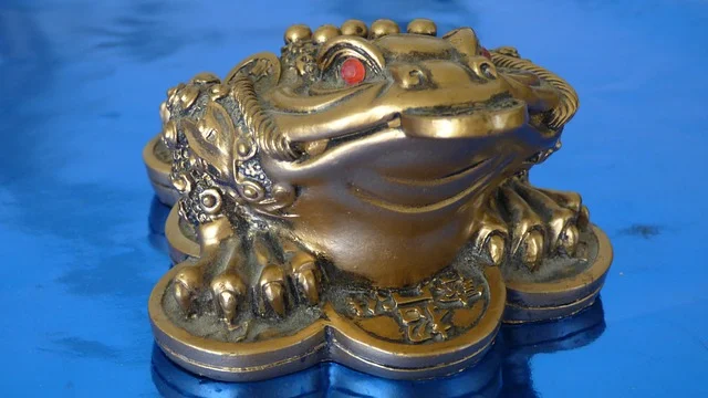 Money frog statue,