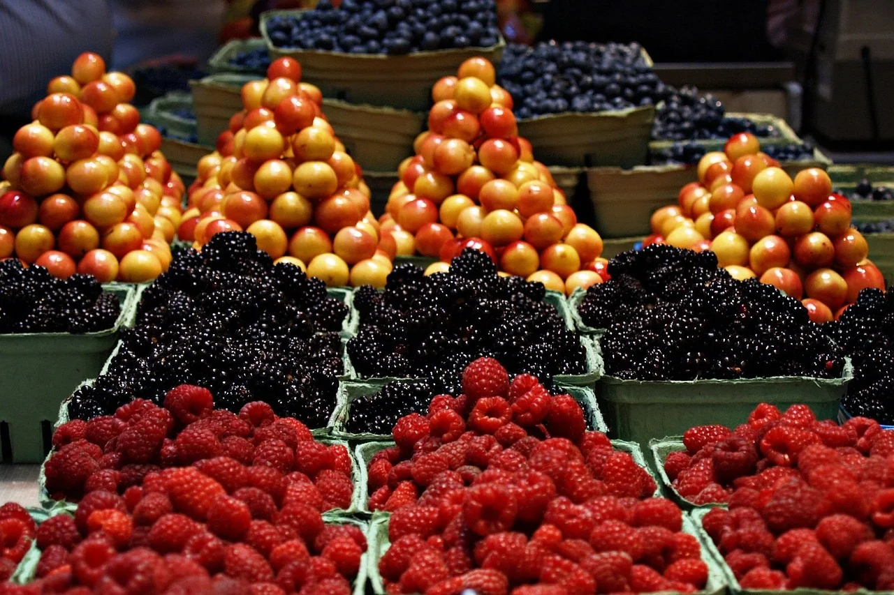 crowded market, positive