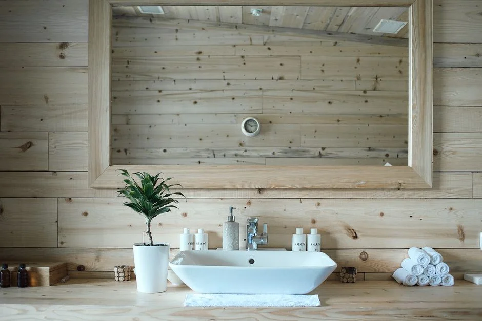 Natural bathroom decor,