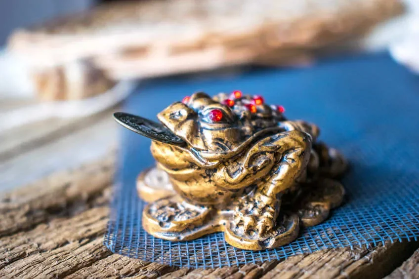 Money frog statue,