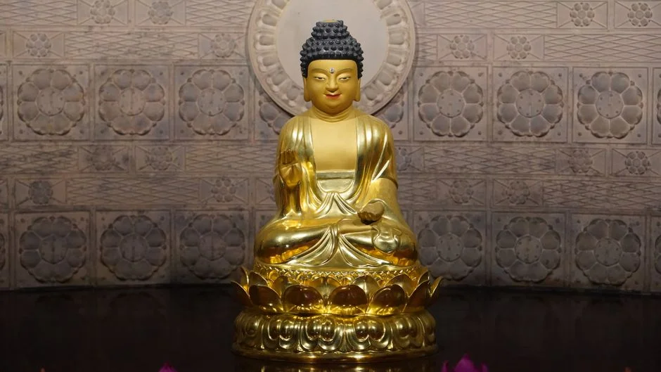 Longevity Buddha appearance,