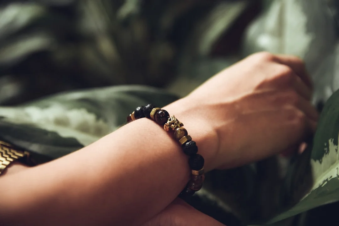 Protective bracelet, Grounding